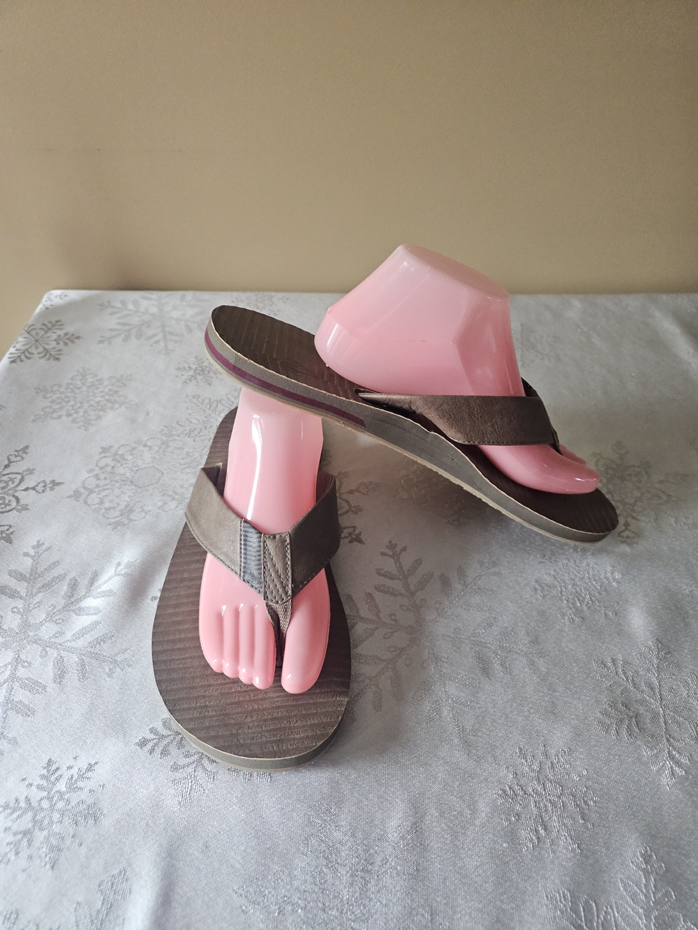 Volcom Mens Flip Flop Sandals Brown Beach Summer Travel Sz 12 NWT